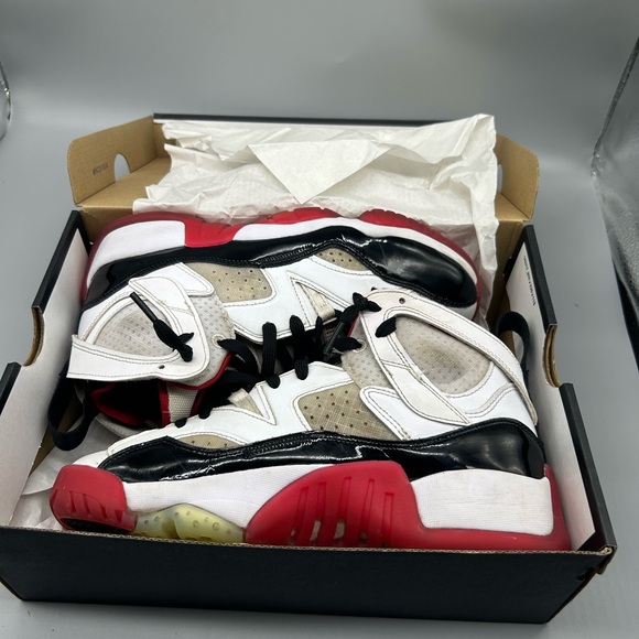 NIB Nike GS Jumpman Two Trey BLACK/UNIVERSITY RED/BLACK/WHITE DQ8431 106 - Picture 1 of 8